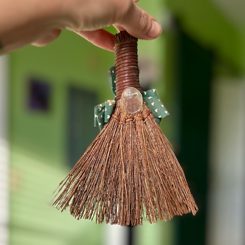 ❌SOLD Cottagecore Olde Handcrafted Handmade Hay Broom With Bow Art - Picture 4 of 8